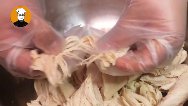 鸡胸肉又出新吃法,大厨教你干煸麻辣鸡丝 鸡胸肉又出新吃法,大厨教你干煸麻辣鸡丝,又香又辣,